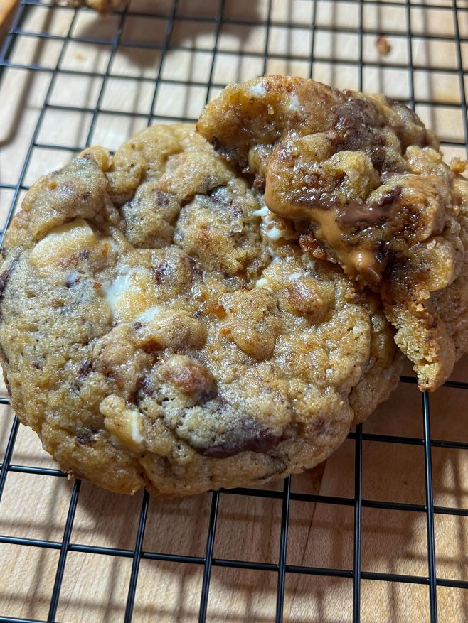 Zvenku jsou skvělé, ale viděli jste je už i zevnitř? → Cookies in progres ✨ Brzy v samoobslužném Krmeleci u Zroutika →...